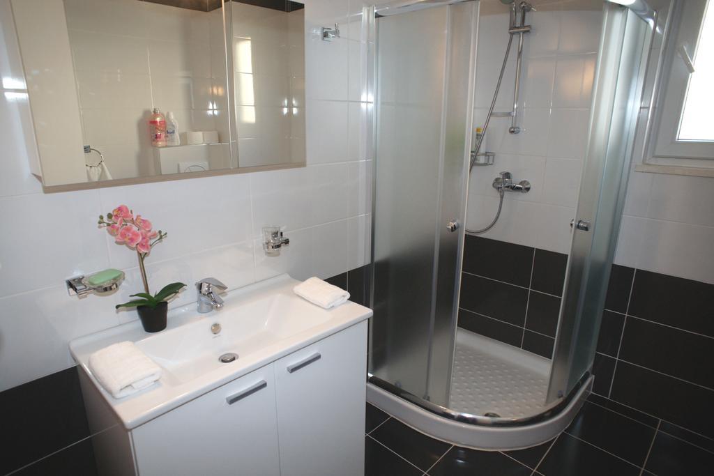 White Residence Luxury Apartments Saranda Oda fotoğraf